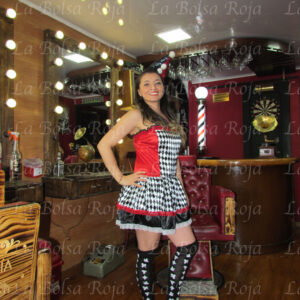 Arlequín rojo rombos negros vestido