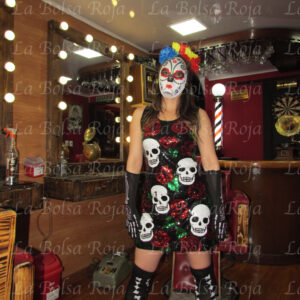 Catrina vestido con calaveras