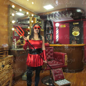 Diabla roja corto cinturón negro