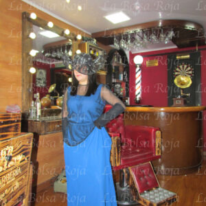 Dama de época vestido azul largo con velo