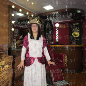 Dama de época morado con flores
