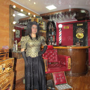Dama de época dorado negro