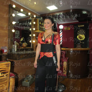 Japonesa quimono flores rojo y pantalón negro