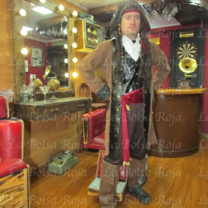 Pirata del caribe con abrigo